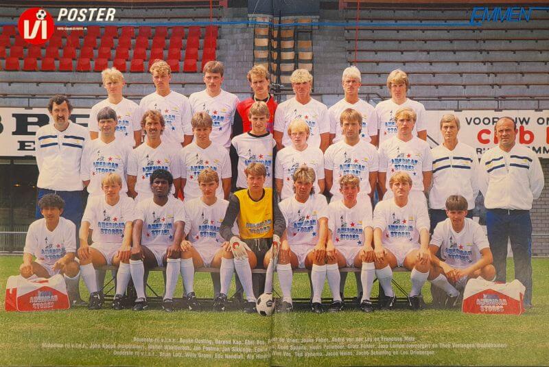Voetbalteam uit 1986 in teamfoto op stadion.