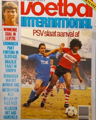 Voetbal International magazine cover met PSV tegenstander.