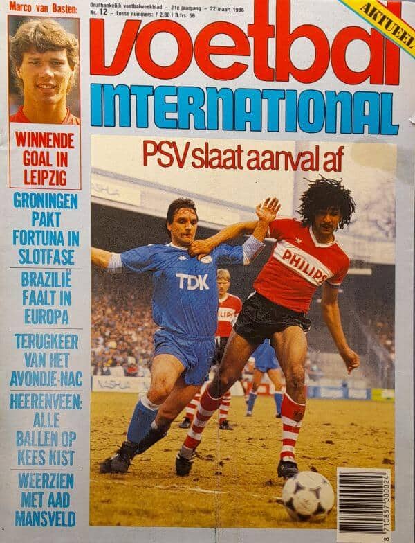 Voetbal International magazine cover met PSV tegenstander.