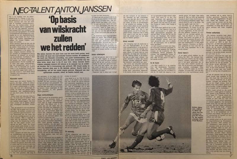 Voetbalwedstrijd uit 1986 met twee spelers in actie.