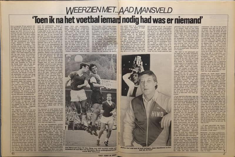Aad Mansveld in voetbaloutfit tijdens interview, sportieve sfeer.