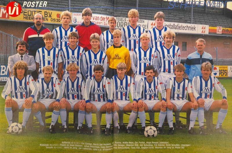 Voetbalteam uit 1986 in stadion met blauwe en witte shirts.