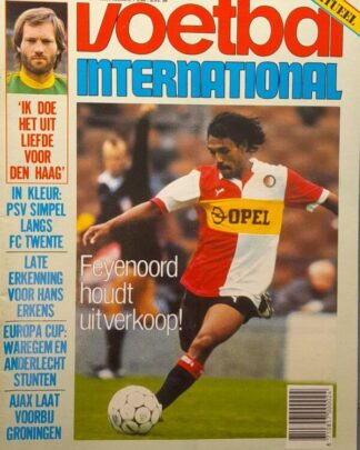 Voetbal International magazine cover met Feyenoord speler in actie.