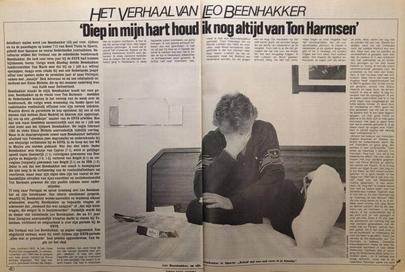 Man zit op bed met hoofd in hand, in een kamer met kunst aan de muur.