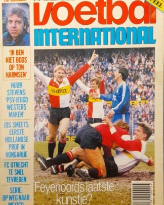 Voetbal International magazine cover met feestende spelers in stadion.