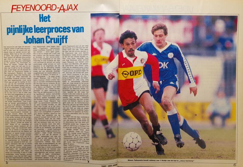 Johan Cruijff speelt in Feyenoord-Ajax wedstrijd met tegenstander in blauwe trui.
