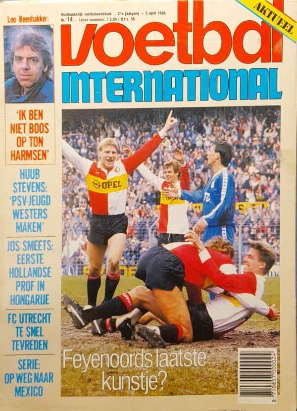 Voetbal International magazine cover met feestende spelers in stadion.