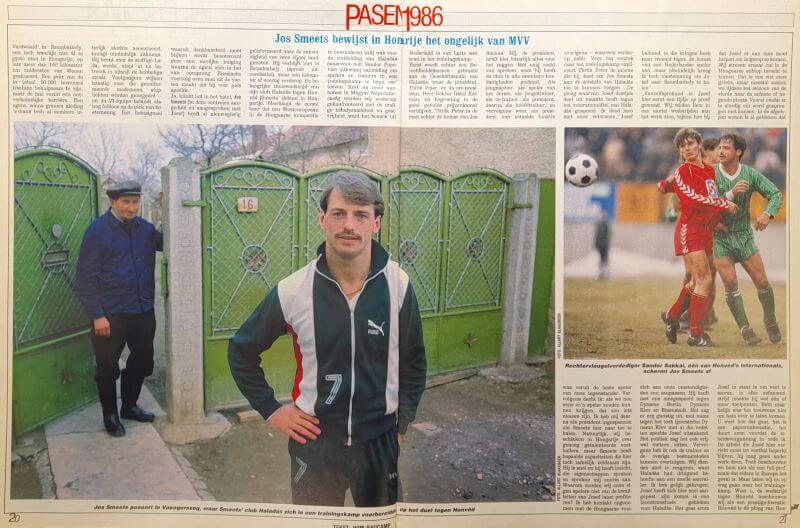 Voetbalwedstrijd met jonge spelers en een man voor een groene poort.