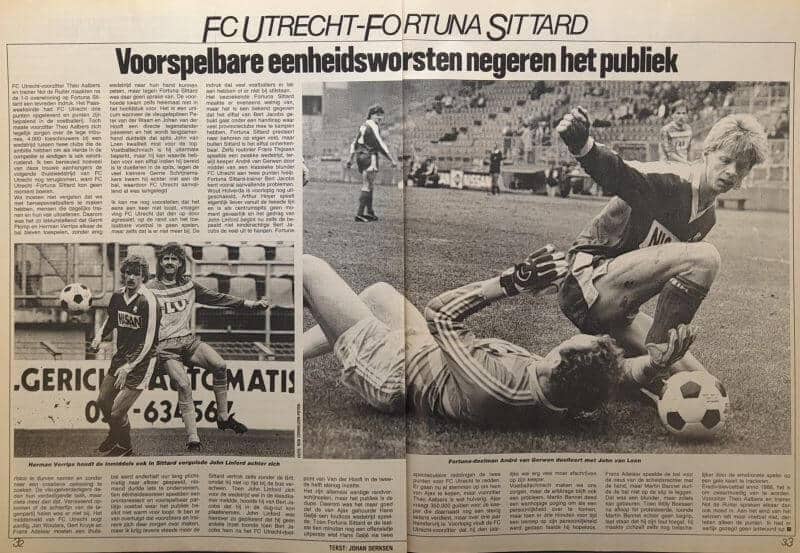 Voetbalactie met speler en doelman tijdens wedstrijd in stadion.