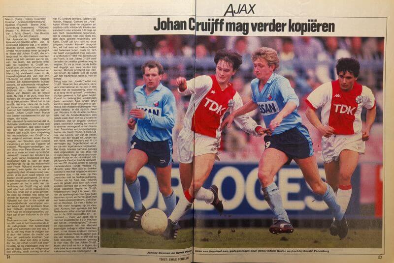 Voetbalwedstrijd met Johan Cruijff en tegenstanders in actie.