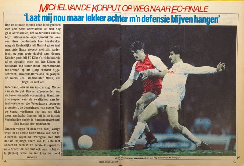Twee voetballers in actie tijdens een wedstrijd uit 1986.
