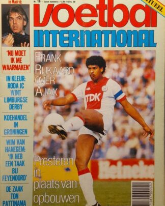 Voetbal International magazine cover met voetballer in actie.