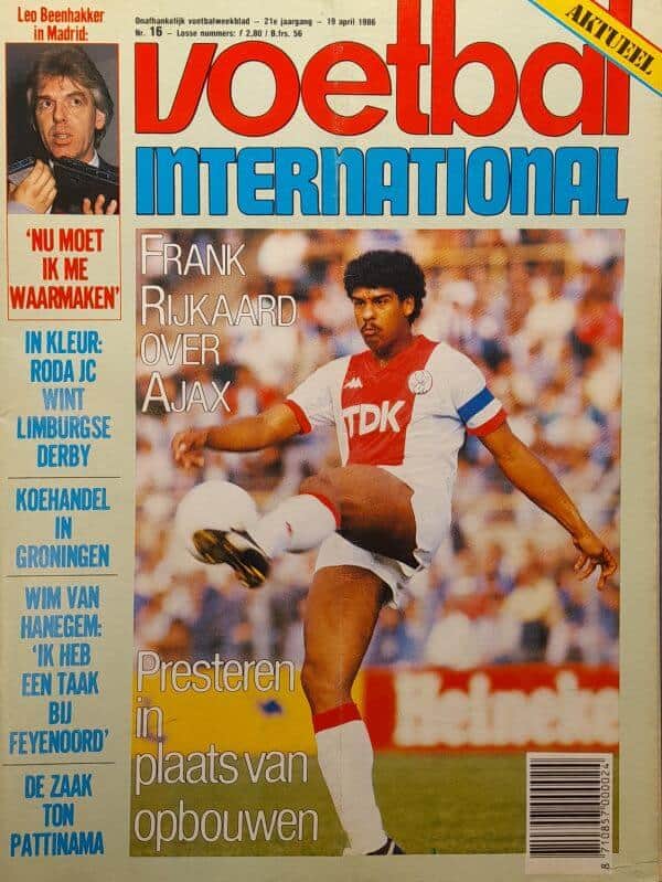 Voetbal International magazine cover met voetballer in actie.