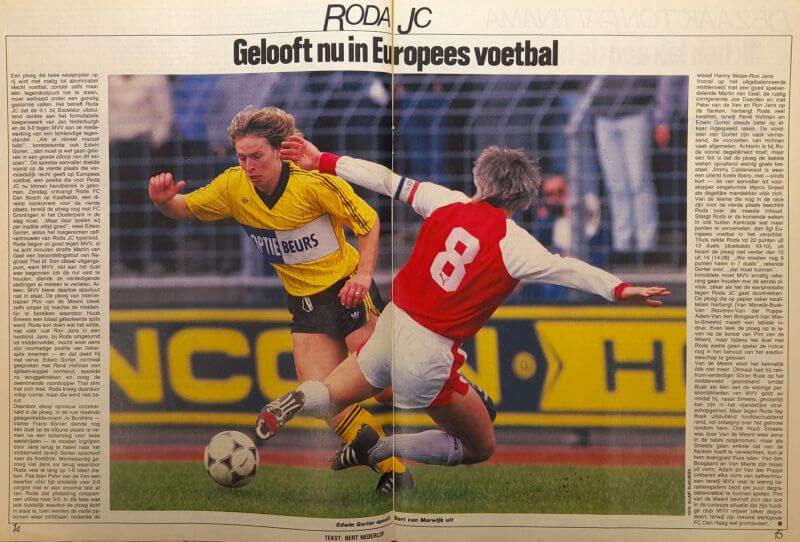 Vrouwelijke voetballers in actie tijdens een wedstrijd in 1986.