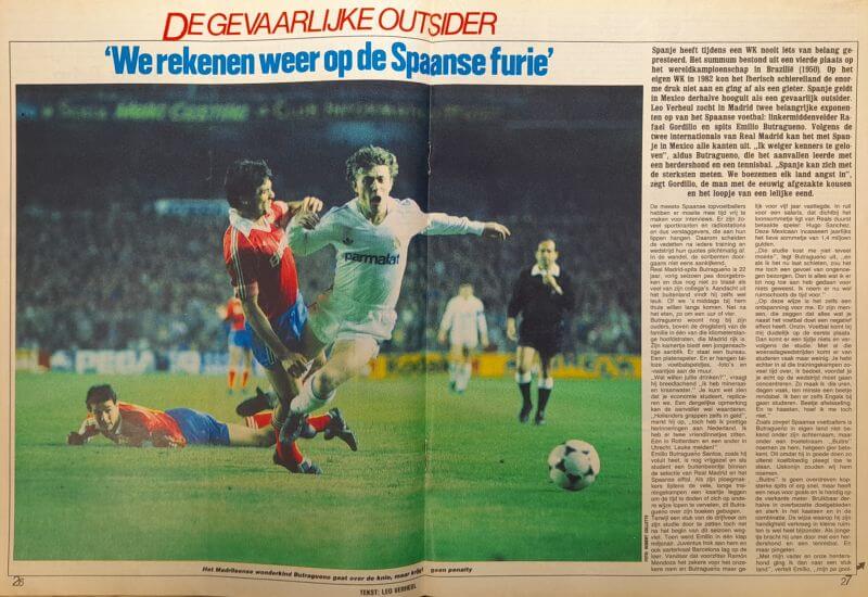 Spelers in actie tijdens een voetbalwedstrijd uit 1986.