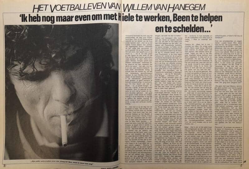 Zwart-wit foto van Willem van Hanegem met sigaret, interview uit Voetbal International 1986.