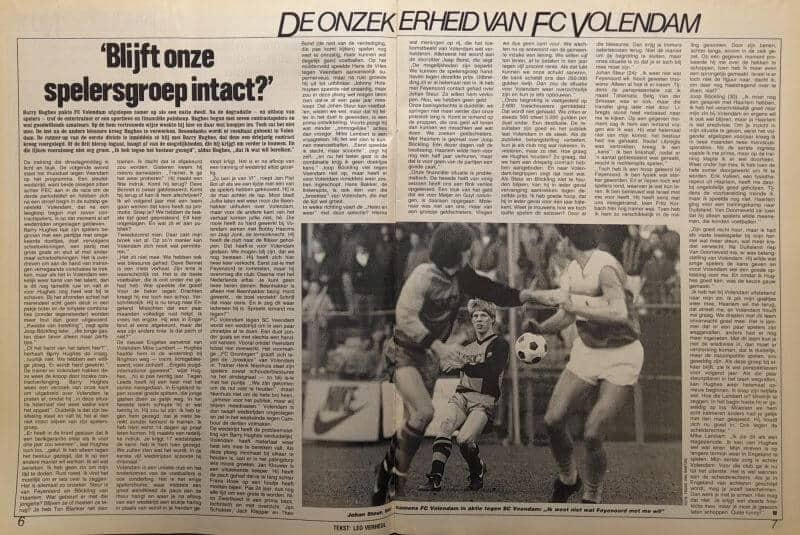Voetbalwedstrijd met spelers in actie op het veld, zwart-wit foto uit 1986.