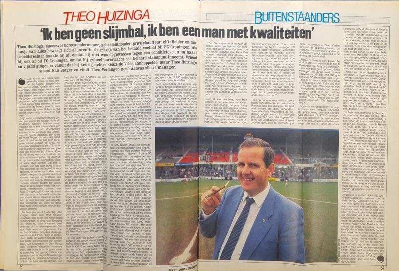 Theo Huizinga op het voetbalveld met stadion op de achtergrond.