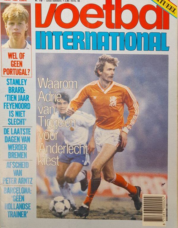 Voetbal International magazine uit 1986 met een voetballer in oranje tenue.