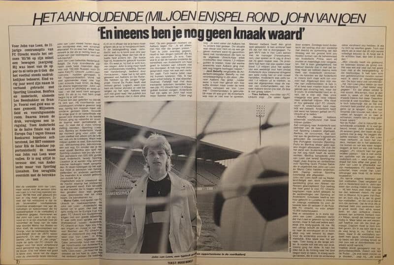 Artikel over John van 't Schip met foto op voetbalstadion.