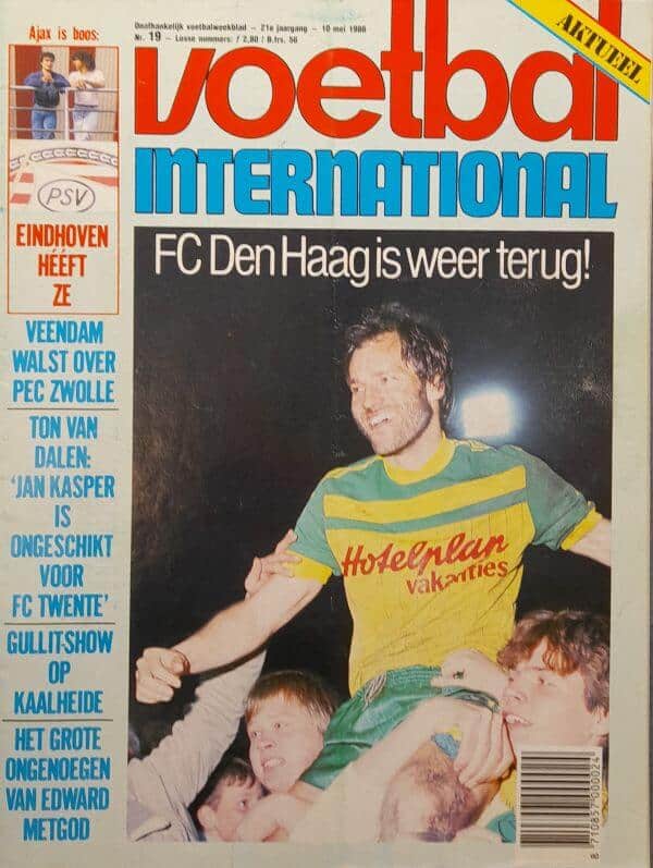 Voetbal International magazine cover met FC Den Haag speler.