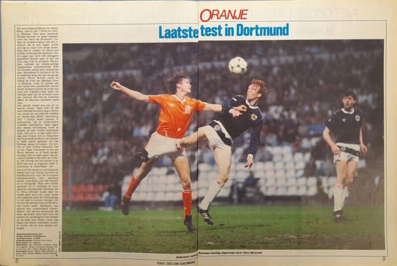 Spelers in actie tijdens een voetbalwedstrijd in Dortmund, 1986.
