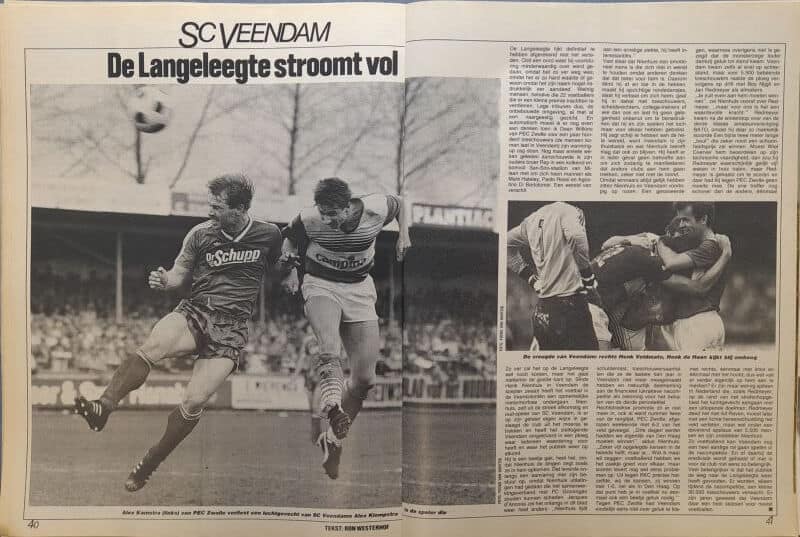 Voetbalwedstrijd SC Veendam met spelers in actie, zwart-wit foto.