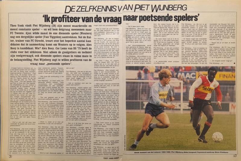 Voetbalwedstrijd met twee spelers in actie op het veld.