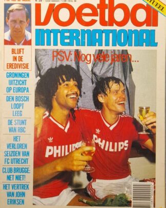 Twee voetbalfans in PSV-shirt met bier op de cover van Voetbal International 1986.