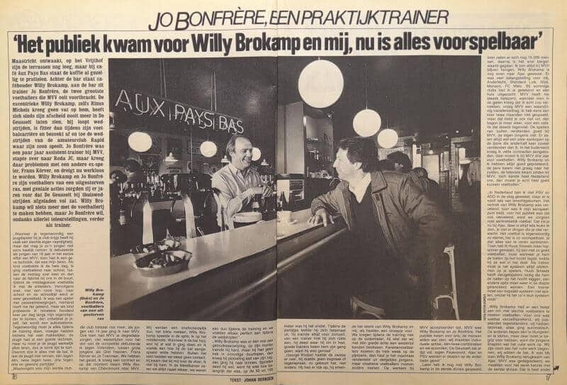 Willy Brokamp en interviewer in café met sign 'Aux Pays Bas'.