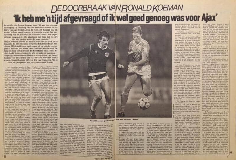 Vintage zwart-wit foto van twee jonge voetballers tijdens een wedstrijd.