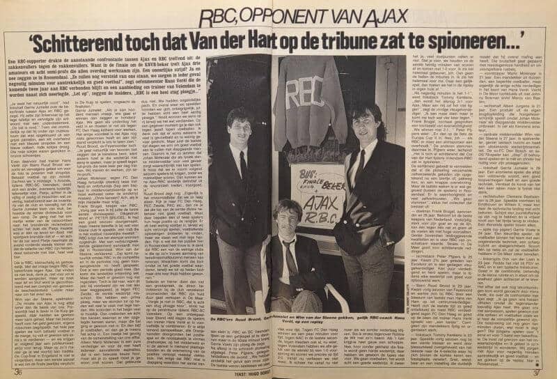 Jongeren met spionage-achtig gedrag bij voetbalwedstrijd in 1986.