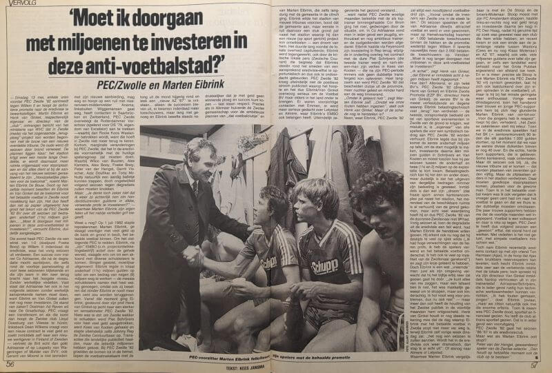 Voetbalcoach geeft hand aan jonge spelers in kleedkamer.
