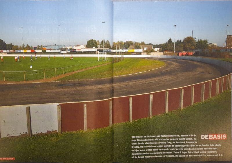 Voetbalveld op amateurvelden in Drenthe met omheining en tribune.