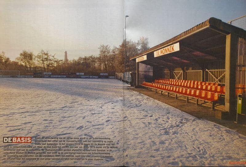 Voetbalveld met sneeuw en tribune in Friesland.