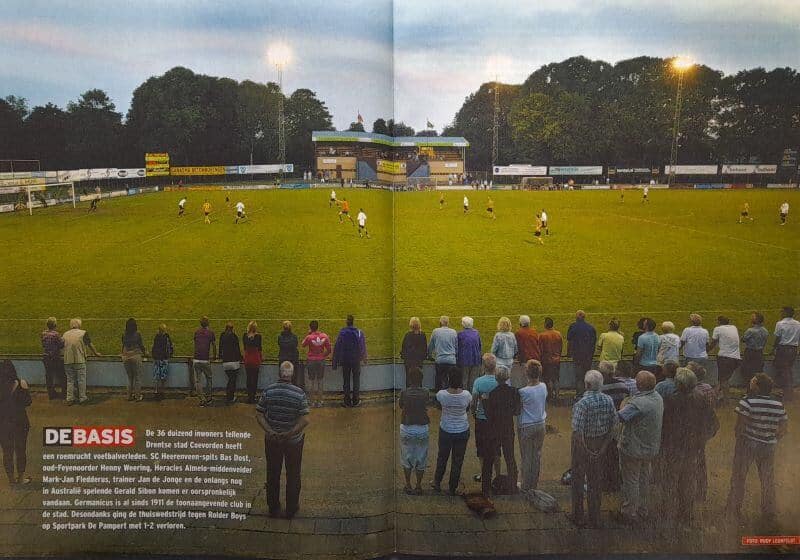 Amateurvoetbalwedstrijd op Nederlandse velden met toeschouwers.