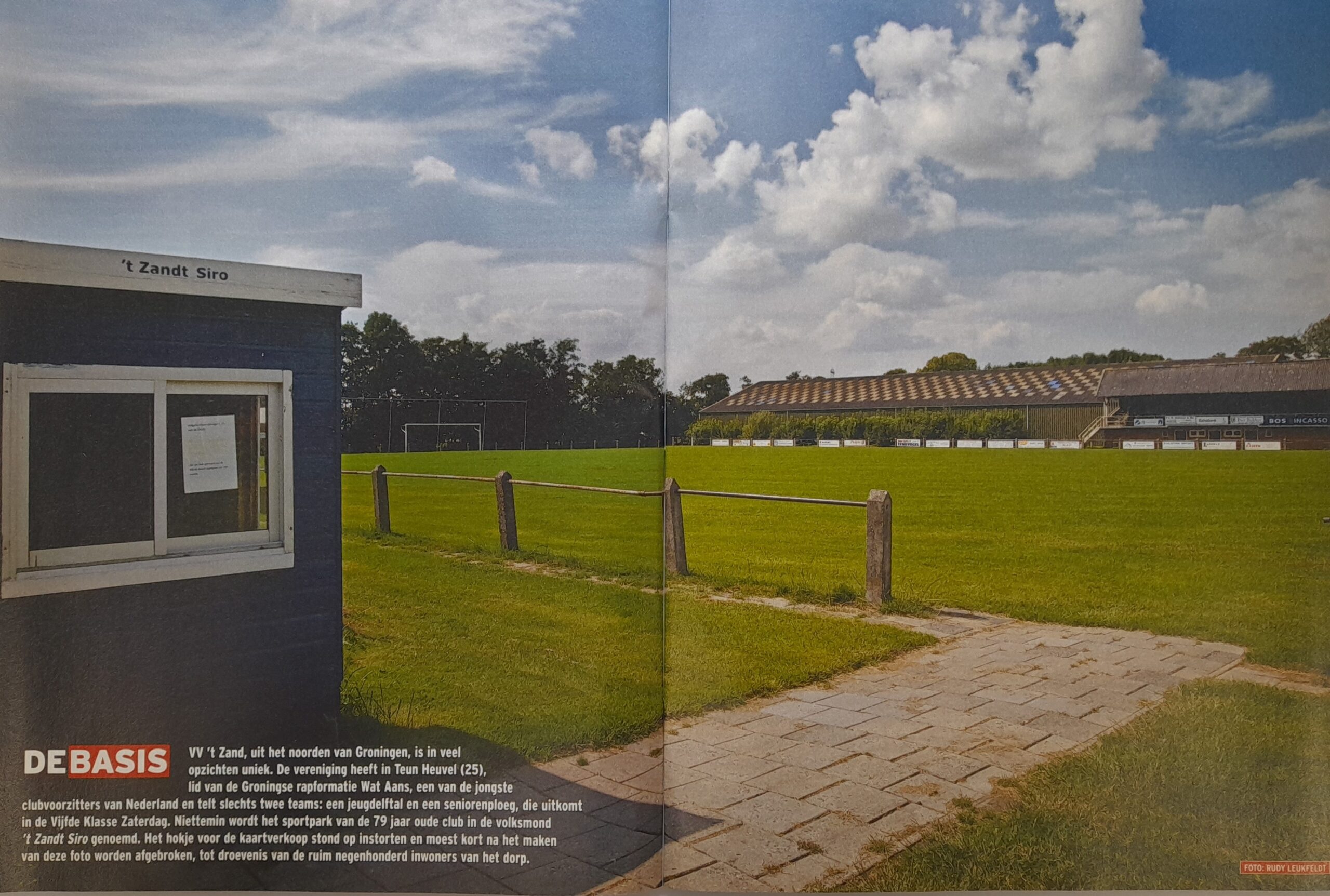 Amateurvoetbalveld op een grasveld in Groningen onder een bewolkte hemel.