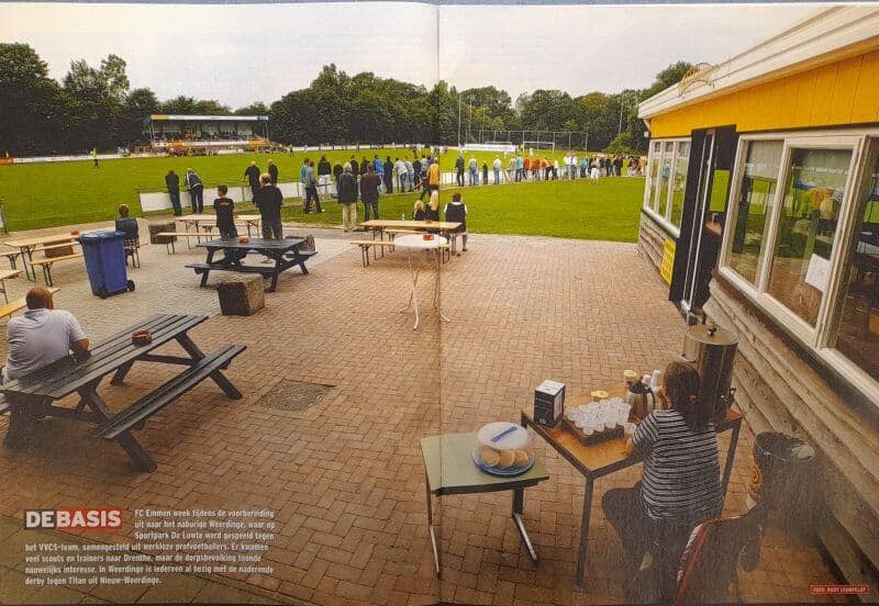 Publiek bij amateurvoetbalwedstrijd op sportveld in Drenthe.