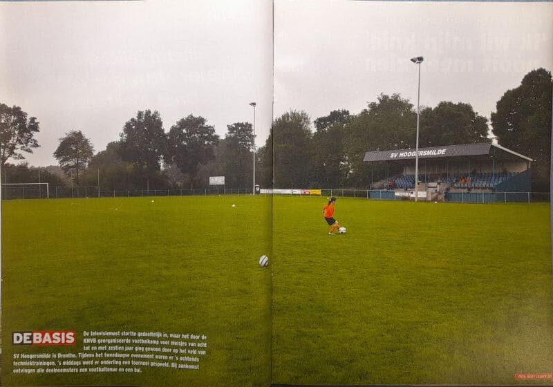 Speler traint op een grasveld in Drenthe, Nederland.