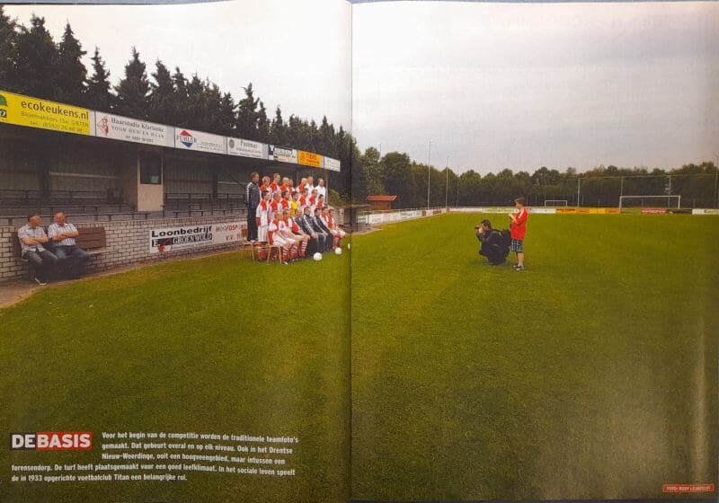 Amateurvoetbalteam poseert voor wedstrijd op Nederlands veld in Drenthe.