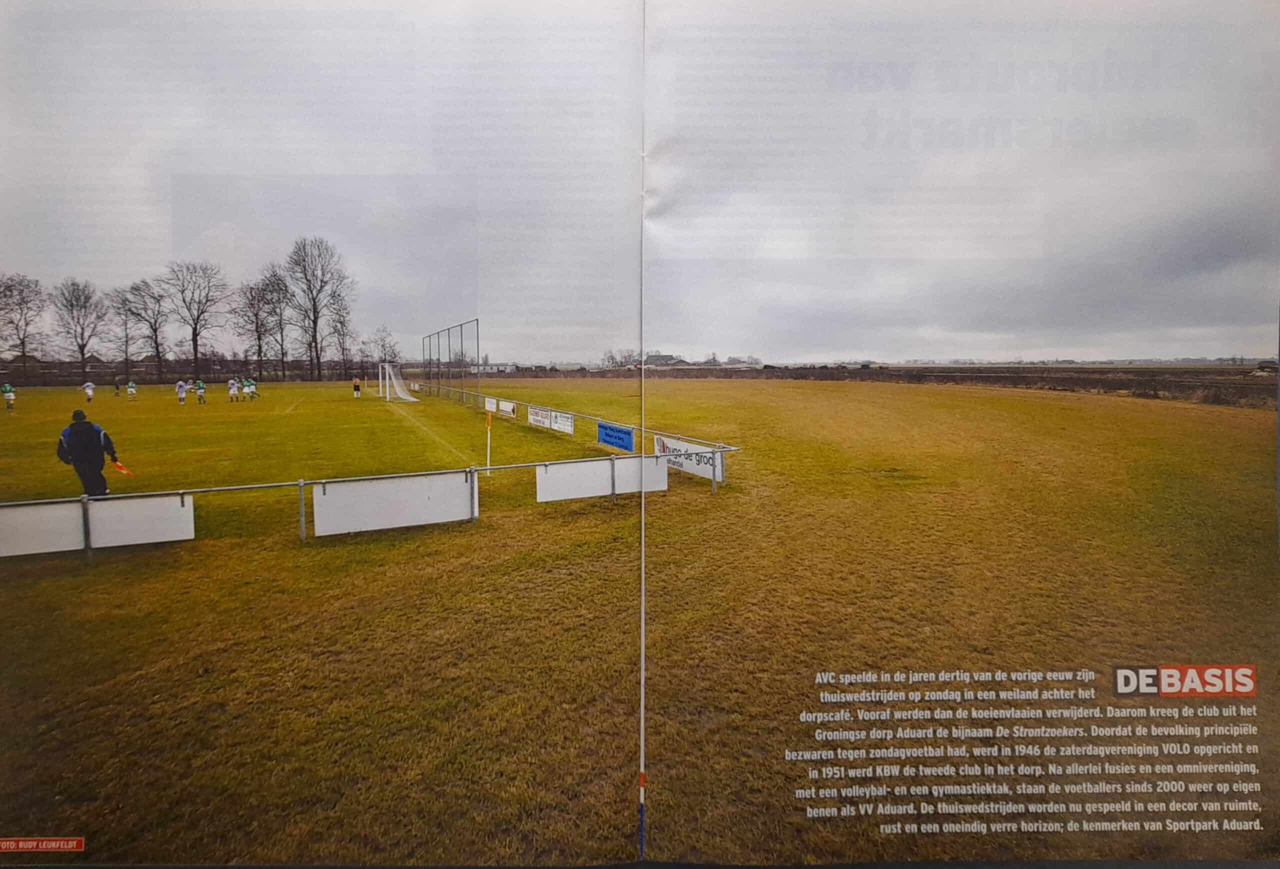 Amateurvoetbalwedstrijd op een grasveld in Groningen onder een bewolkte hemel.