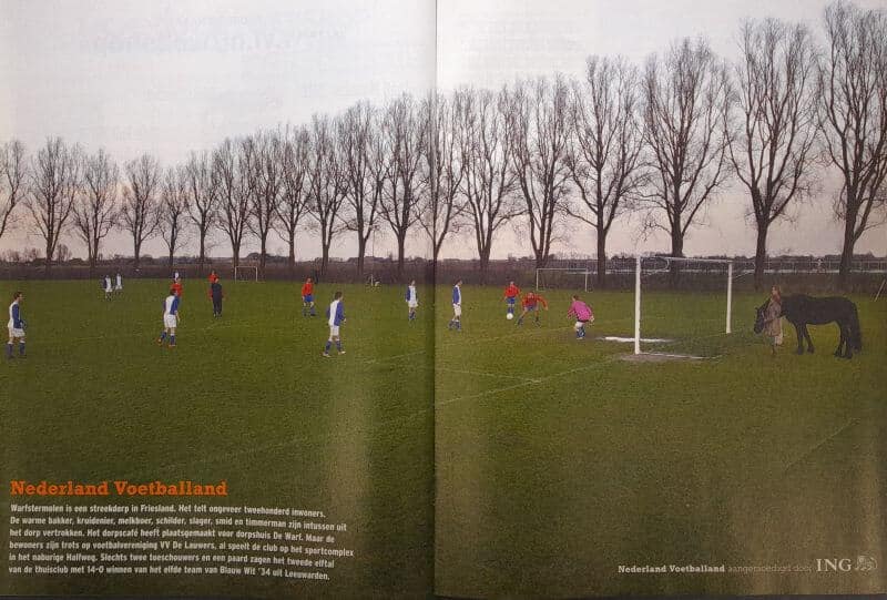 Amateurvoetbalwedstrijd op een grasveld in Friesland met spelers en scheidsrechter.