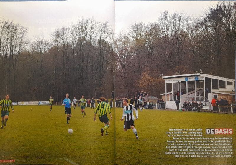 Amateurvoetbalwedstrijd op een Drentse voetbalveld in herfstkleuren.