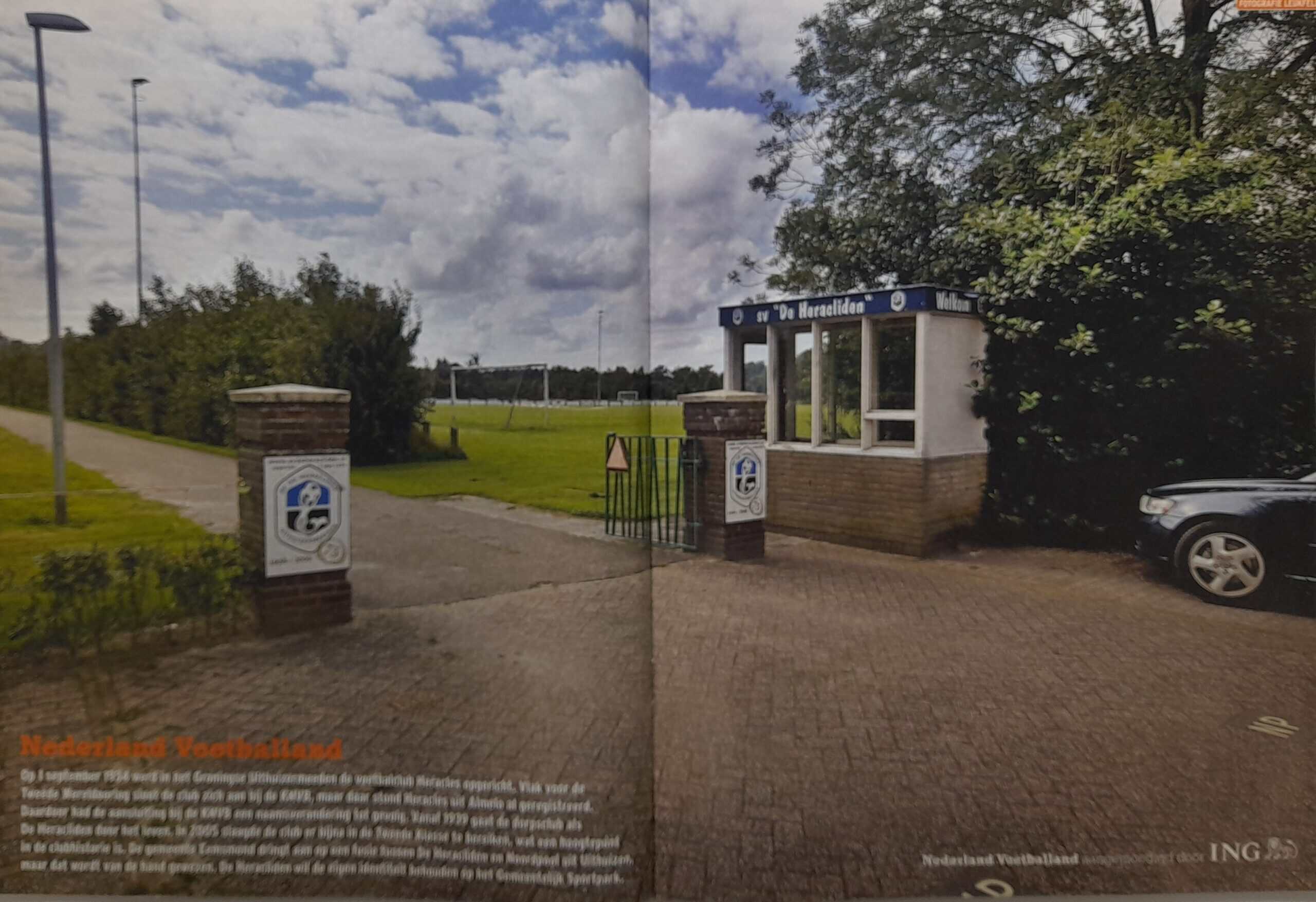Ingang naar amateurvoetbalvelden in Groningen met poort en wachtruimte.
