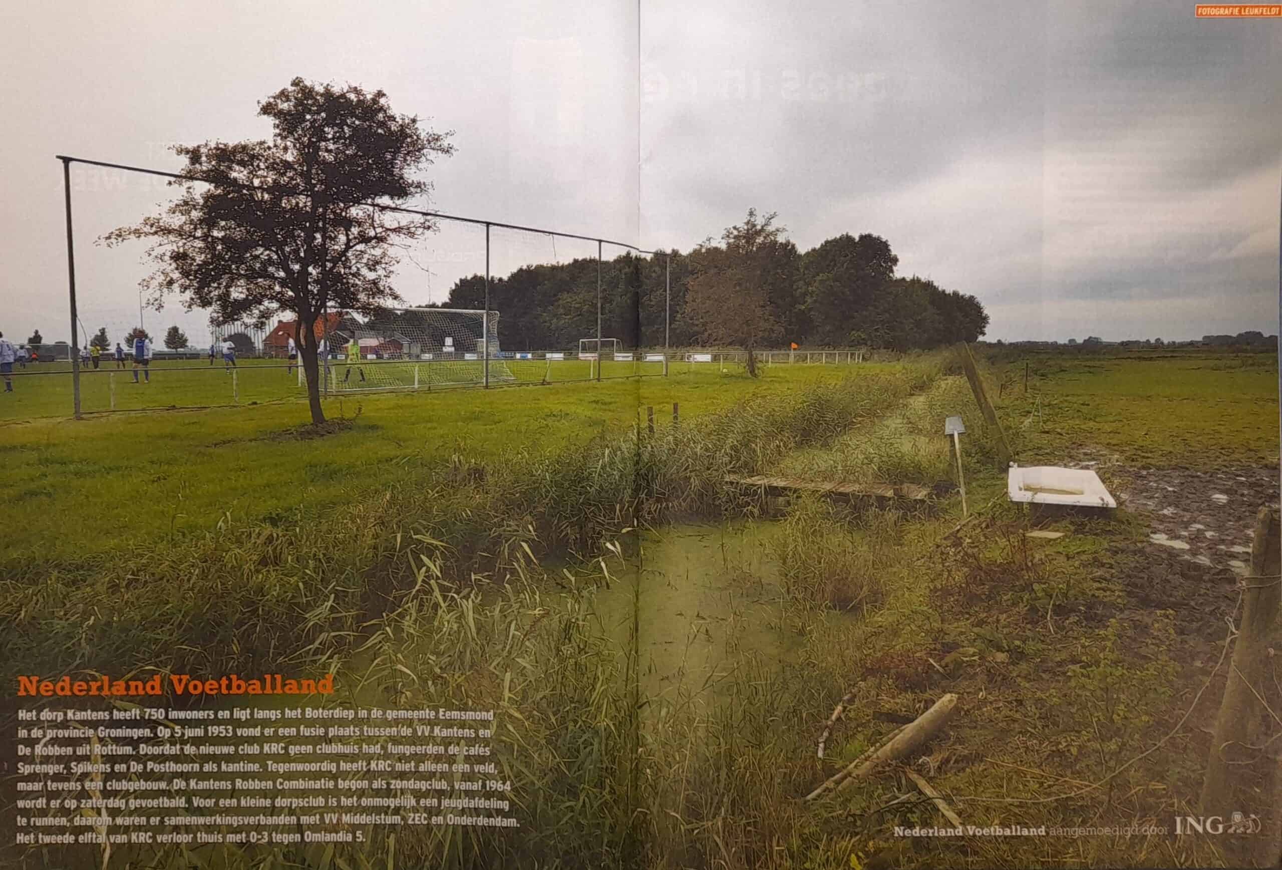 Voetbalveld in Groningen met doelen en omheining.