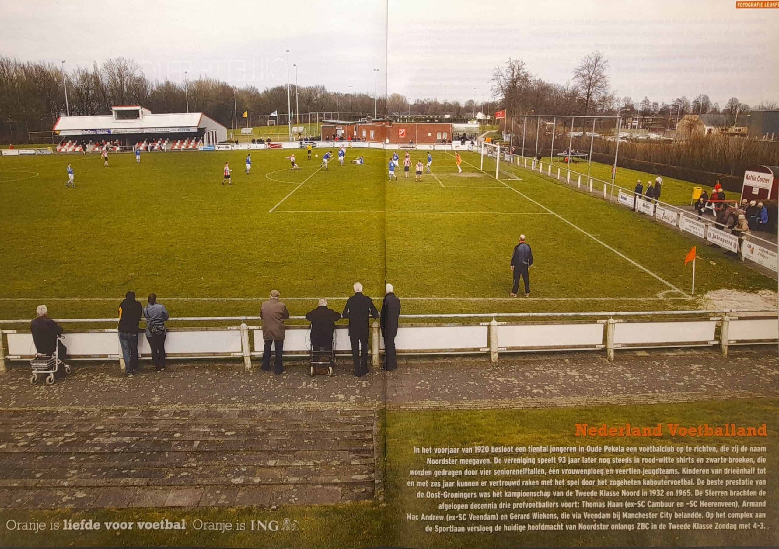 Amateurvoetbalwedstrijd op een grasveld in Nederland met toeschouwers langs de zijlijn.