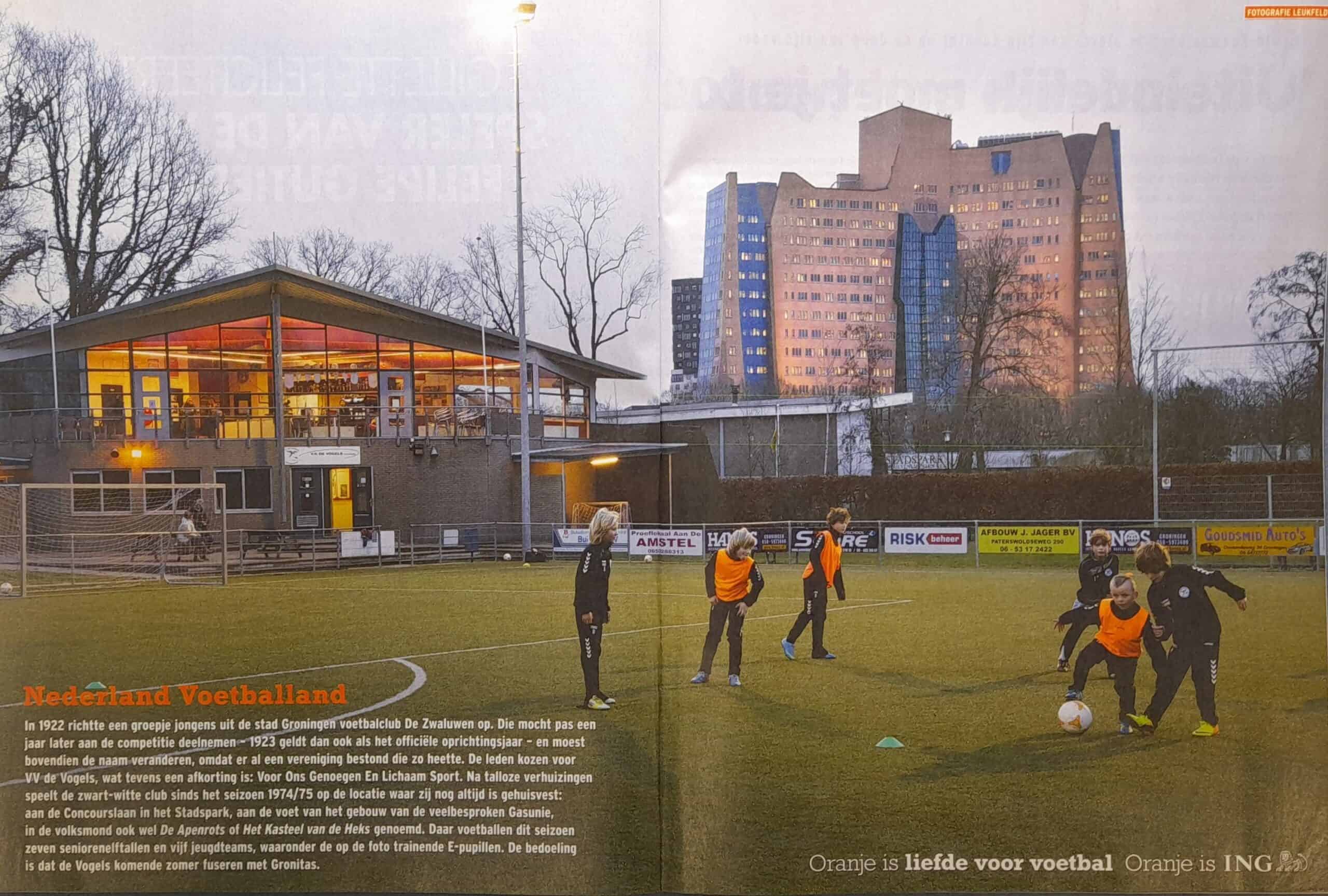 Amateurvoetballers trainen op een grasveld in Groningen, Nederland.